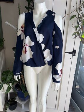 Dynamite cold-shoulder floral blouse in navy blue. It features a lightweight M